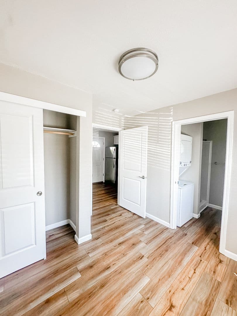 Salem Apartment: 2007 Carleton Way NE