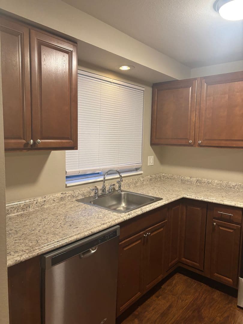 Salem Apartment: 4072 - 4098 Market St NE