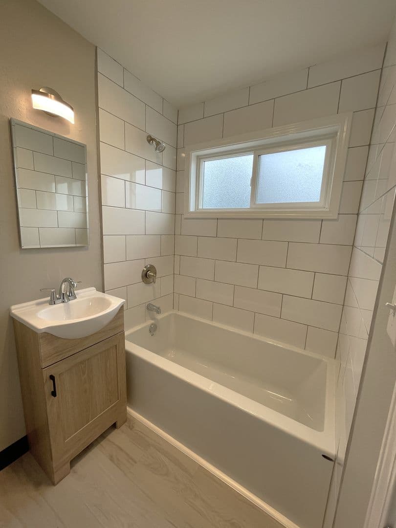 Salem Apartment: 1827-1863 Highway Ave NE
