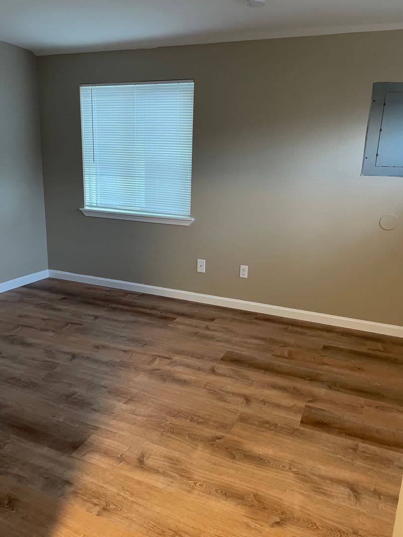 Albany Apartment: 317-325 Main SE & 1146 Salem Rd
