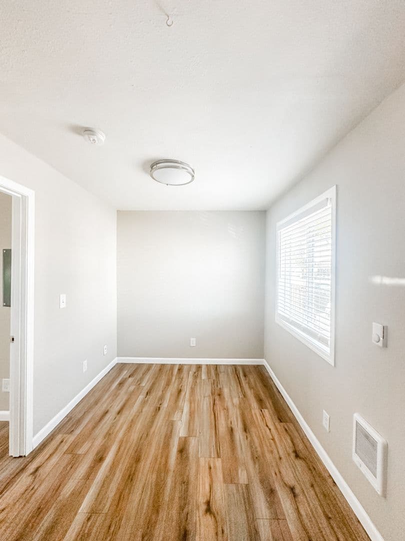 Salem Apartment: 2007 Carleton Way NE