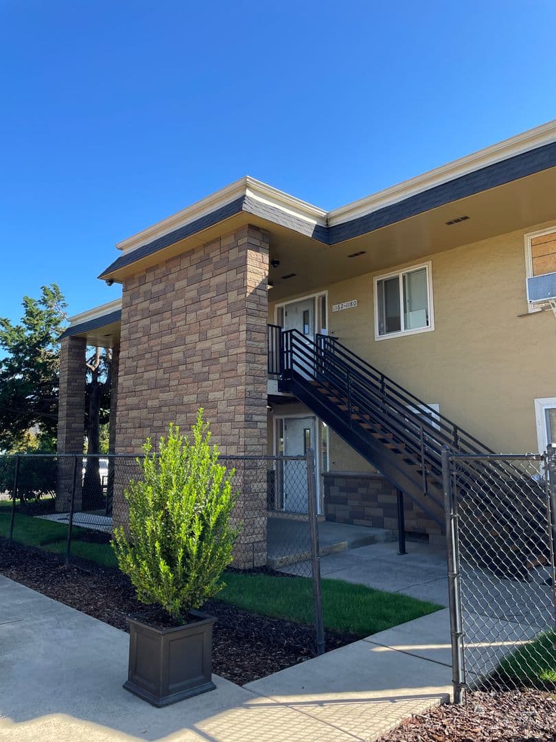 Salem Apartment: 1102-1180 Pine St NE