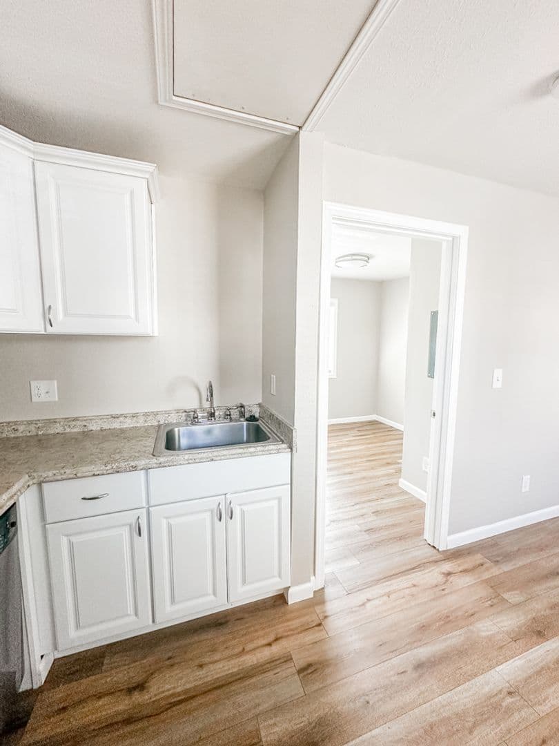 Salem Apartment: 2007 Carleton Way NE