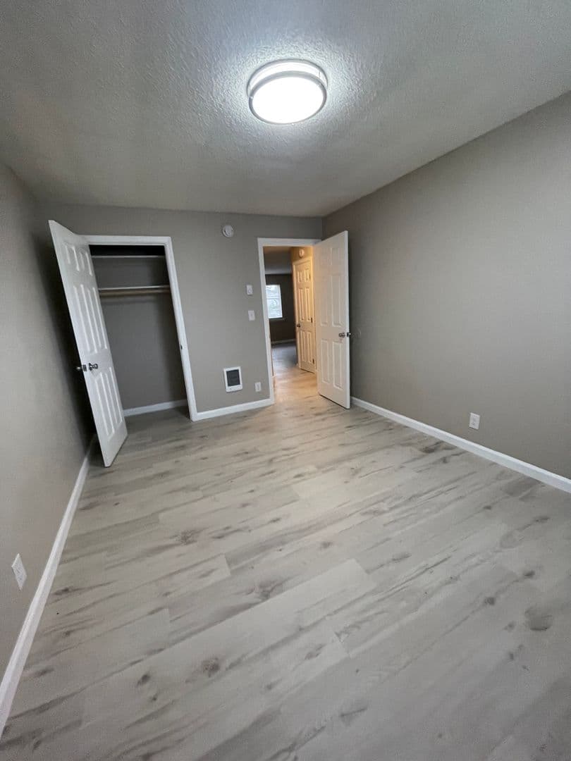 Albany Apartment: 1830 SE Thurston St