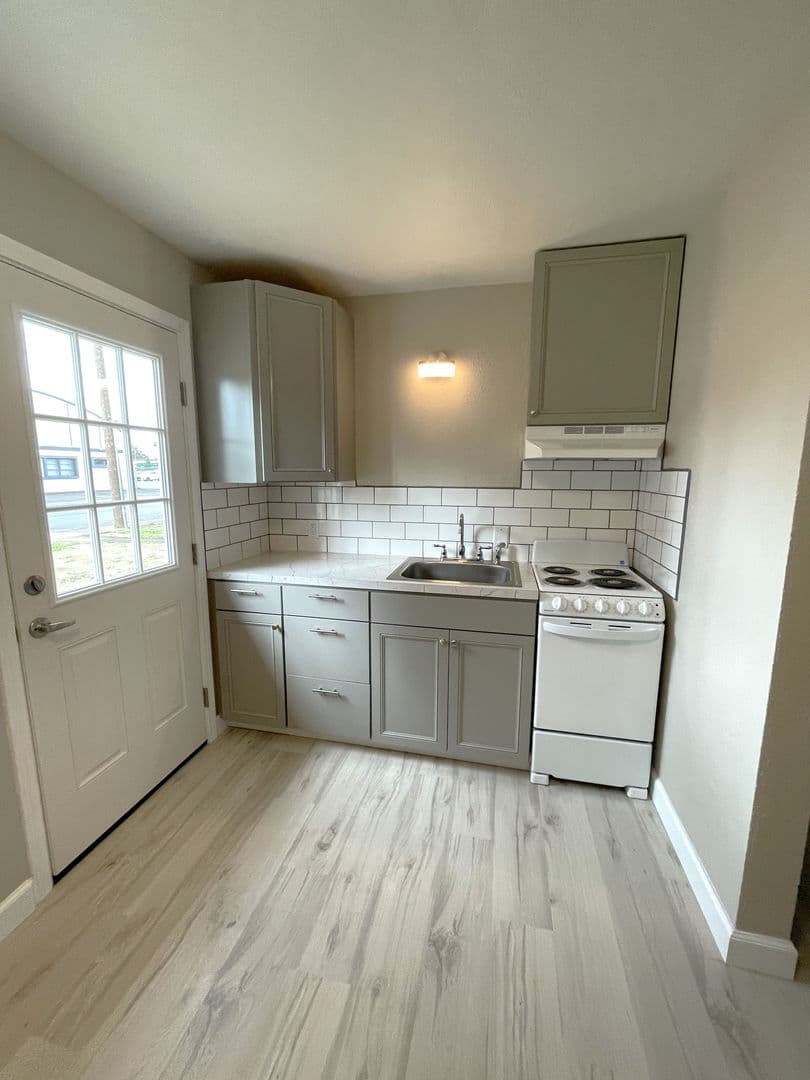 Salem Apartment: 1827-1863 Highway Ave NE