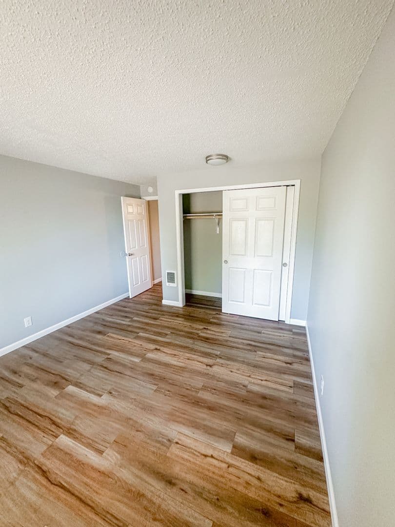 Salem Apartment: 4072 - 4098 Market St NE