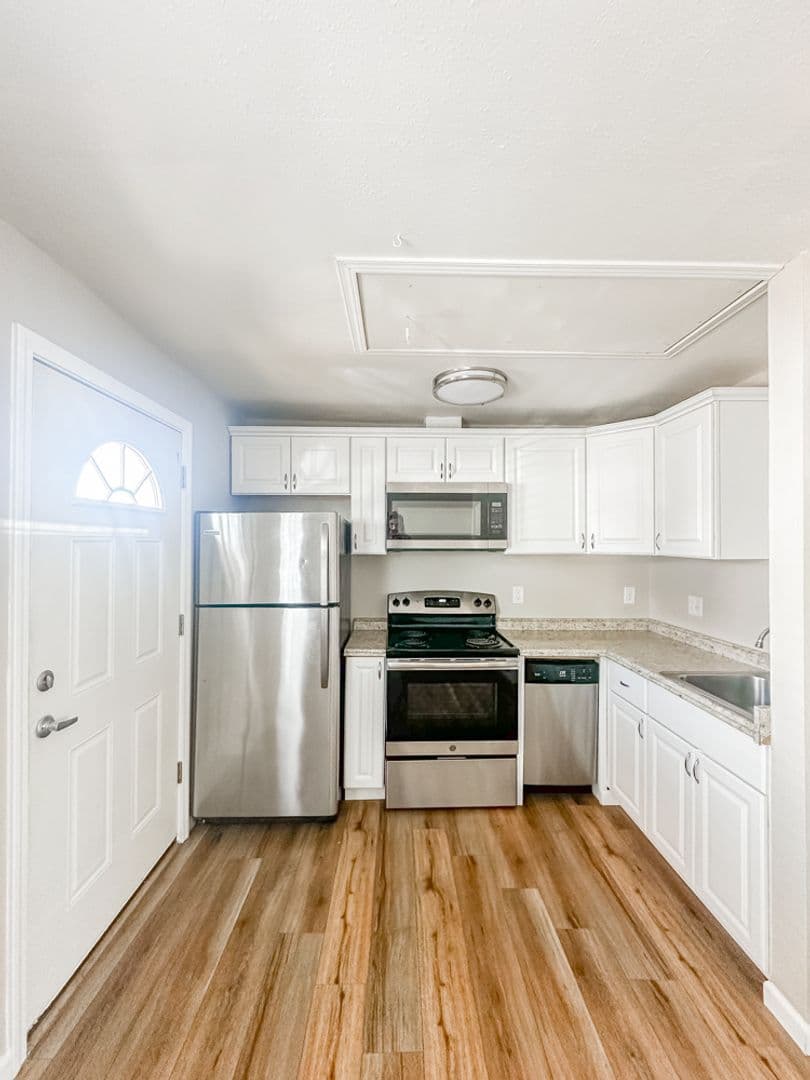 Salem Apartment: 2007 Carleton Way NE