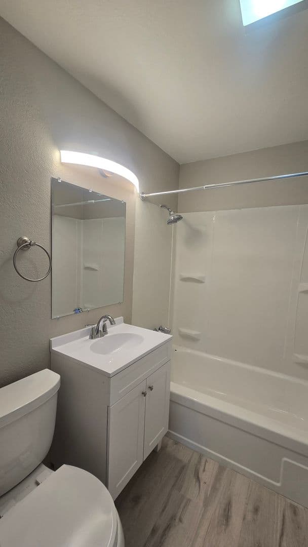 Keizer Apartment: 180 Garland Way N