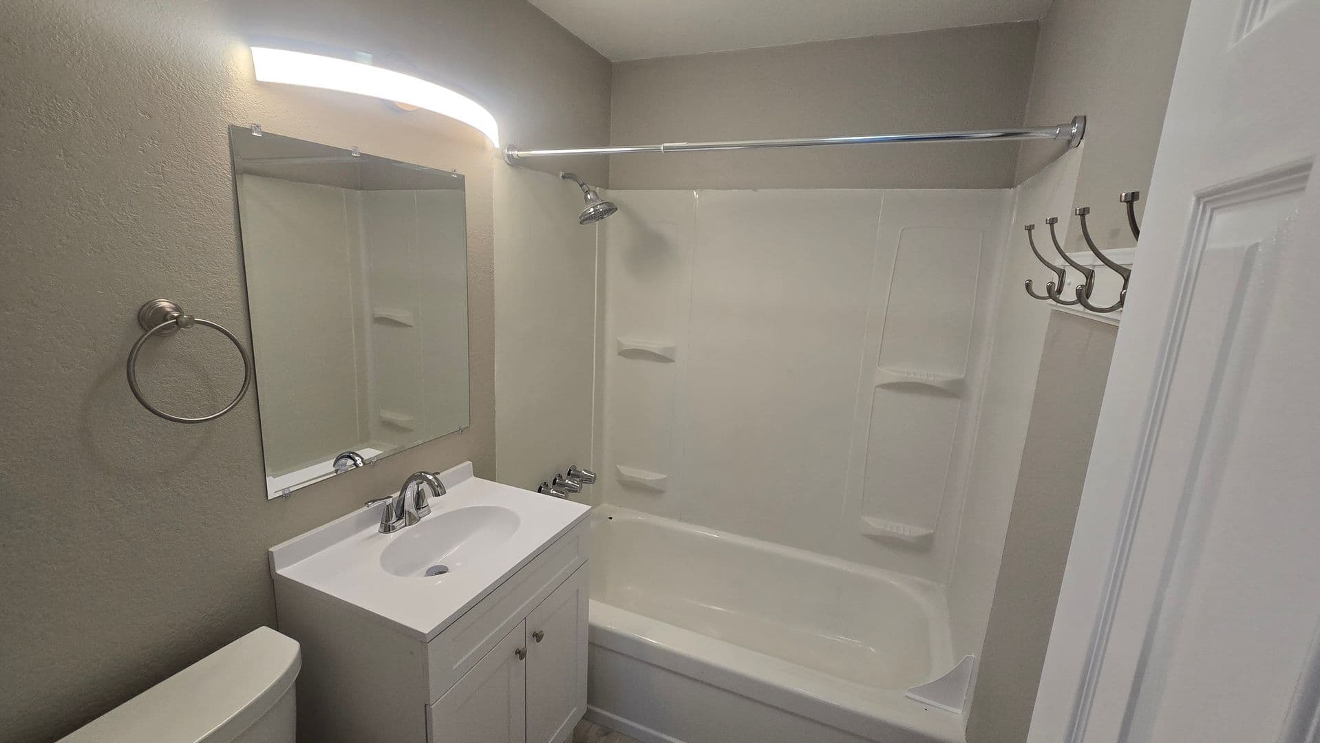 Keizer Apartment: 180 Garland Way N