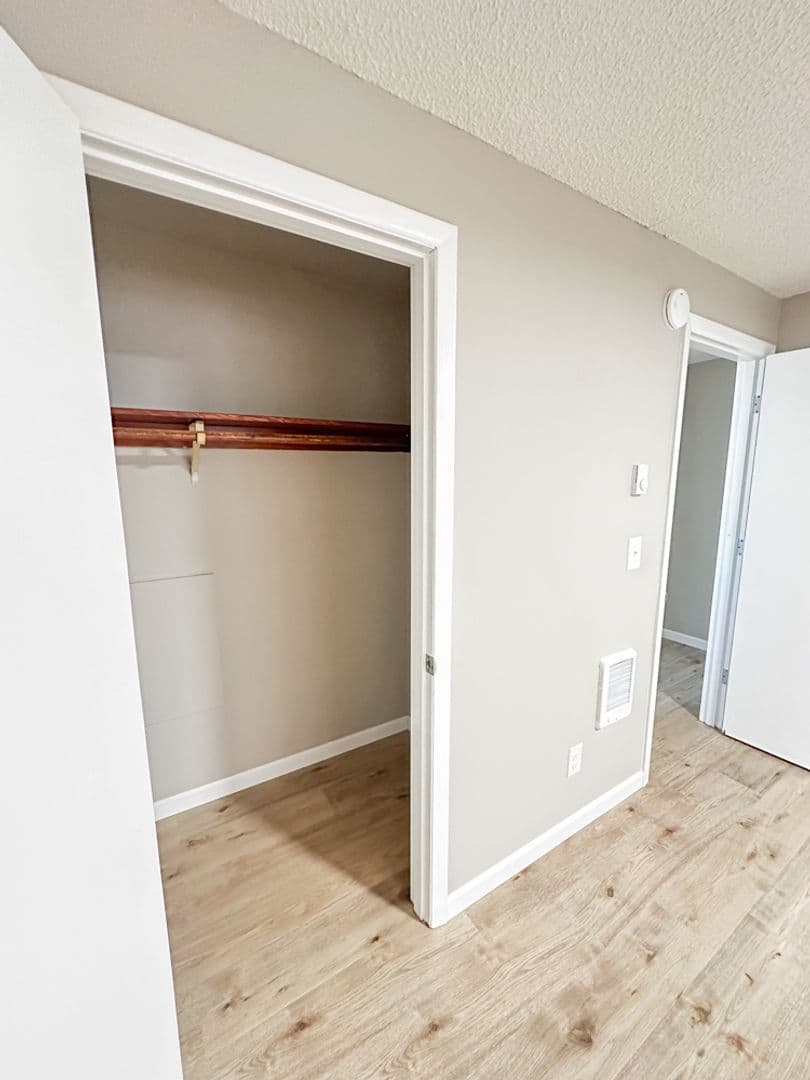 Keizer Apartment: 127-177 Sunset Ave N & 4131-4143 River Rd N