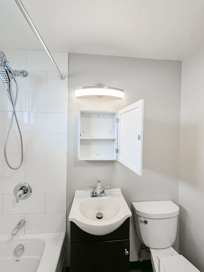 Salem Apartment: 2436-2474 Lee ST SE