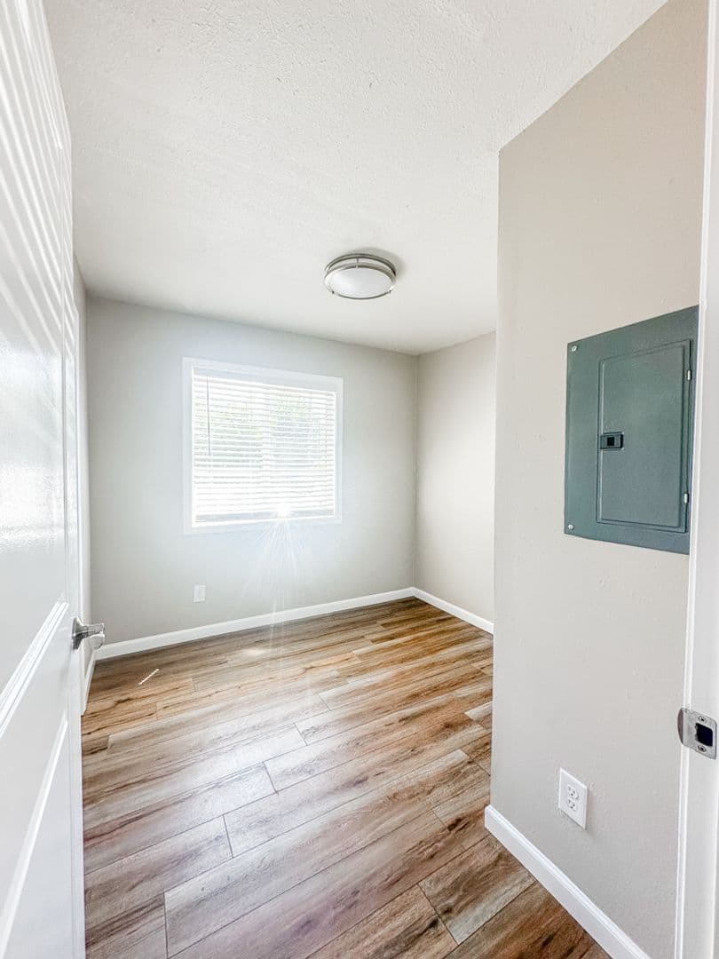 Salem Apartment: 2007 Carleton Way NE