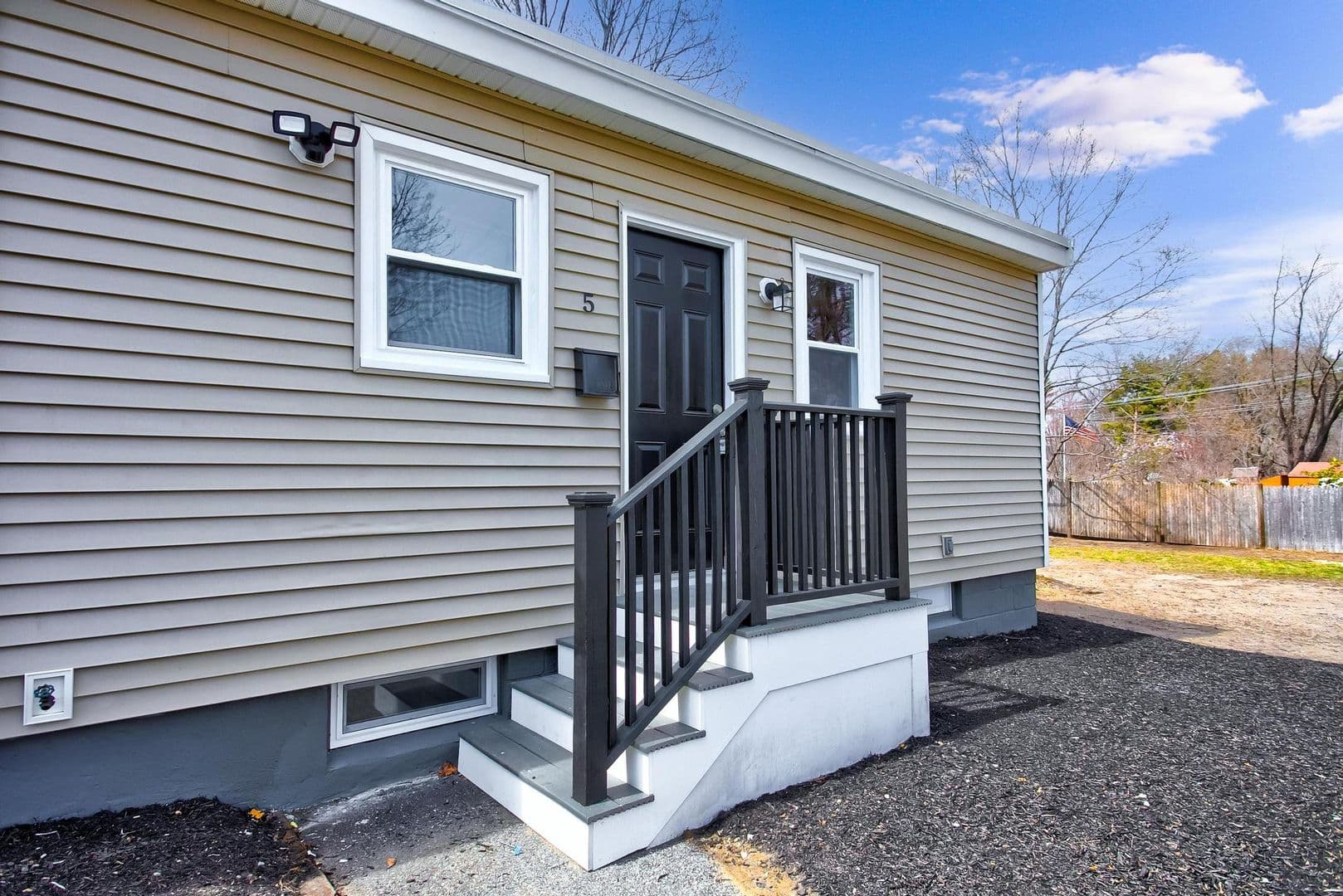 Tewksbury Apartment: 20 East St