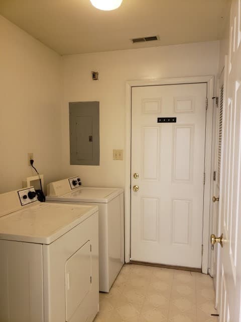 Bloomington House: 1302 North Kinser Pike
