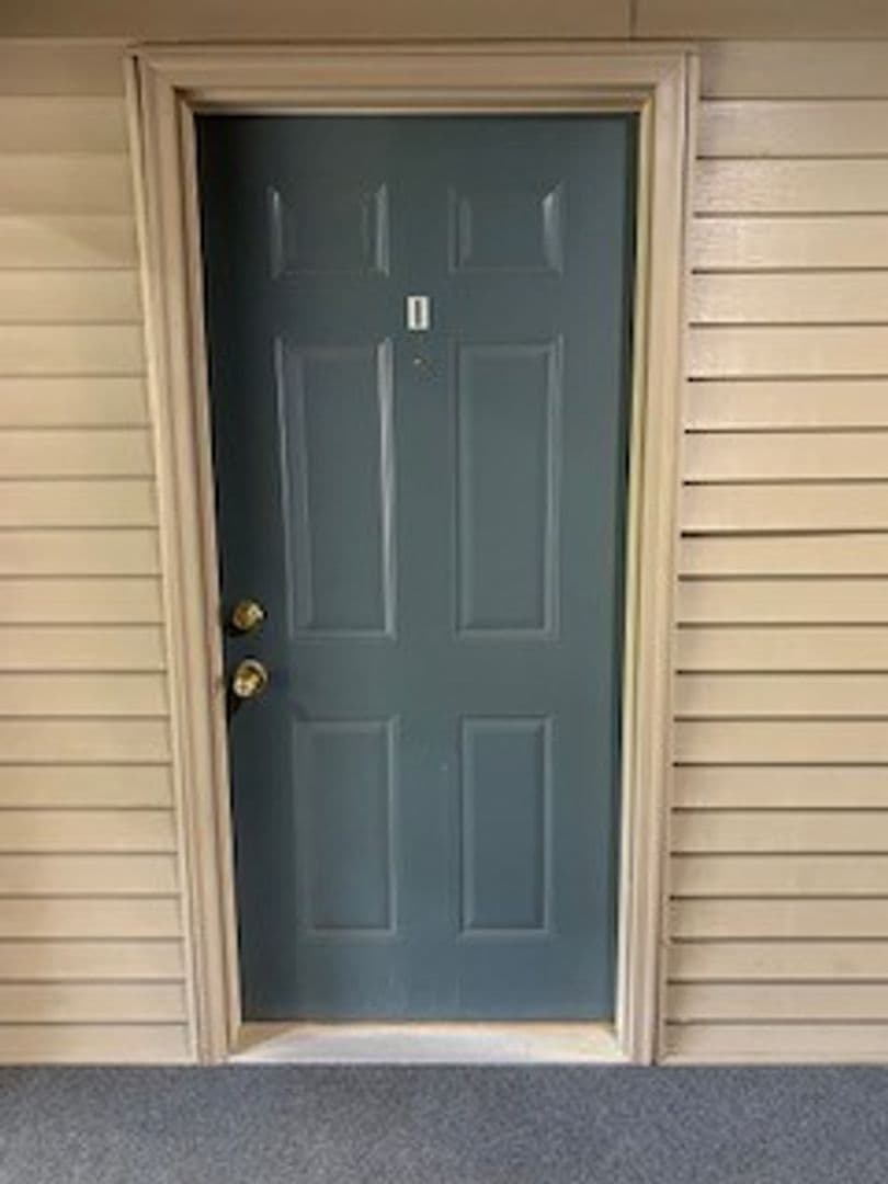 Bloomington House: 3200 East John Hinkle Place, Apartment I