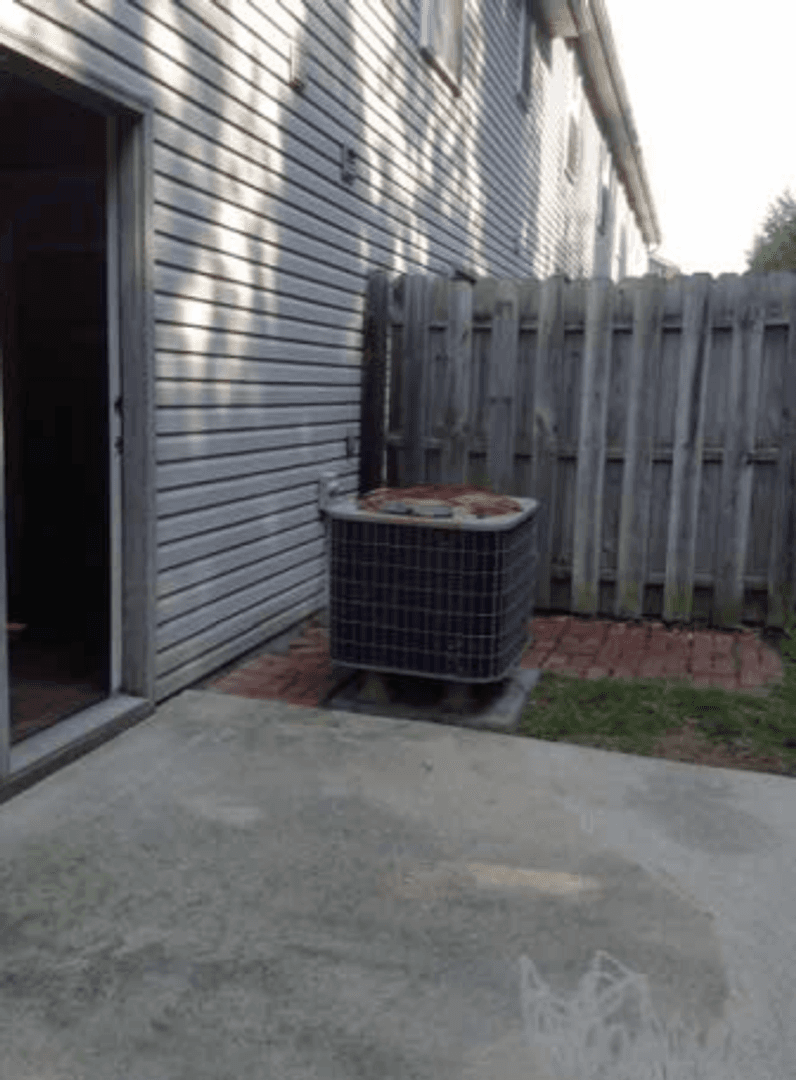 Bloomington House: 3351 South Oaklawn Circle
