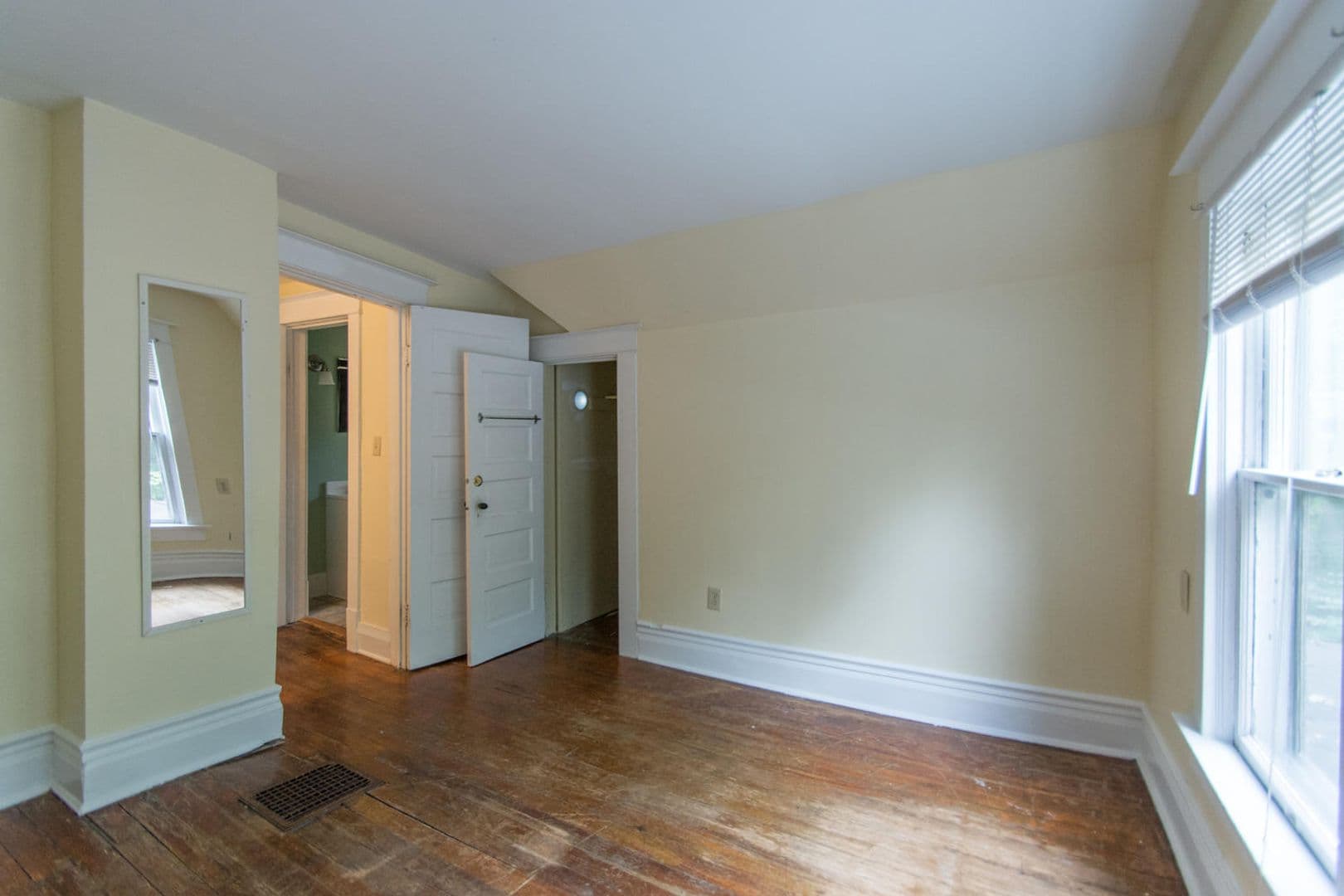 Bloomington Apartment: 526 South Woodlawn Avenue