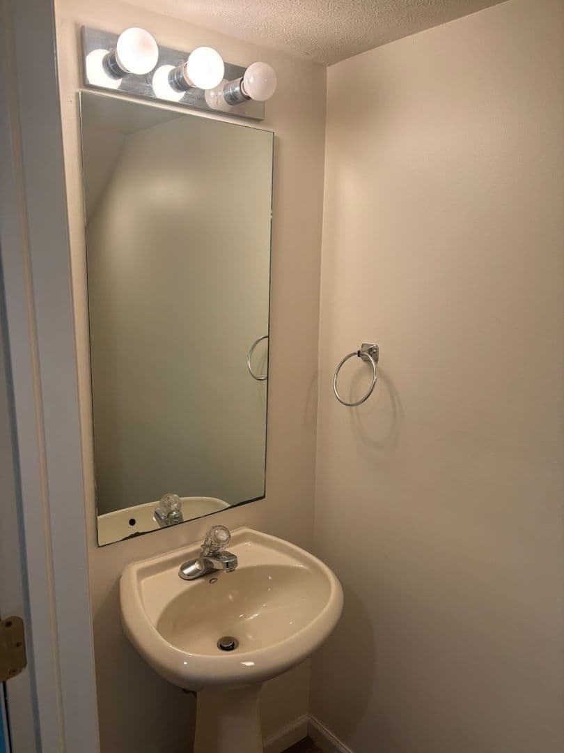 Bloomington House: 3465 South Oaklawn Court