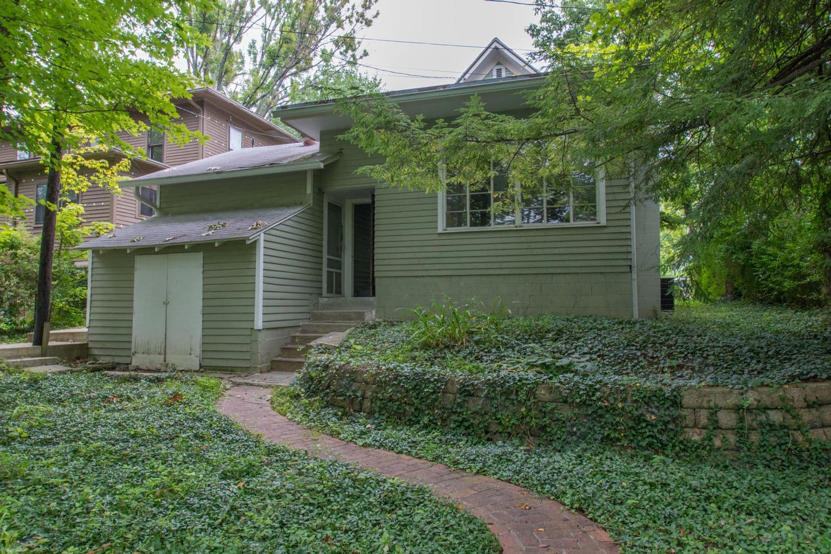 Bloomington Apartment: 526 South Woodlawn Avenue