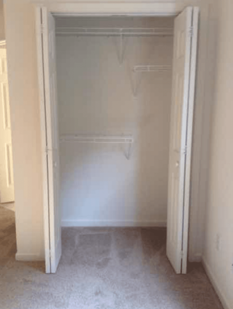 Bloomington House: 3351 South Oaklawn Circle