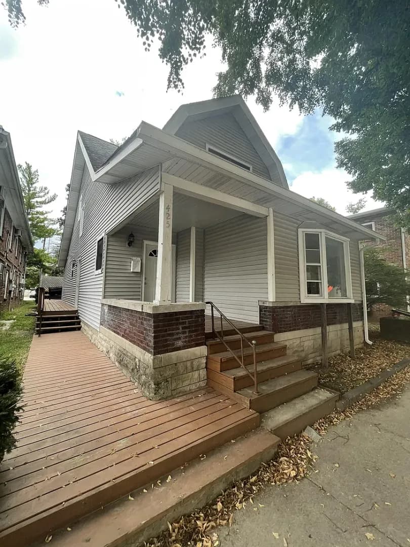 Bloomington House: 425 E 7th