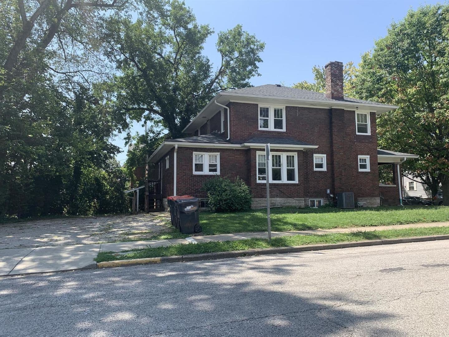 Bloomington House: 320 N. Lincoln