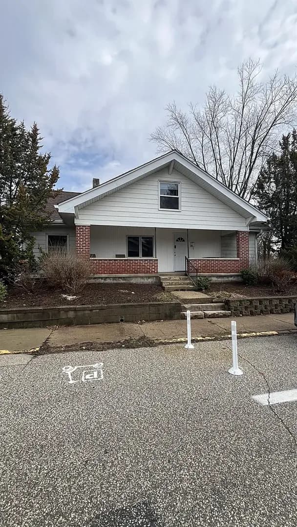Bloomington House: 810 N Lincoln St