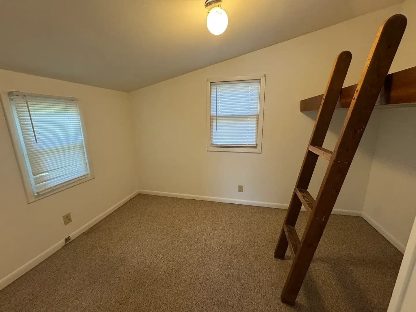 Bloomington House: 420 S Woodlawn Ave