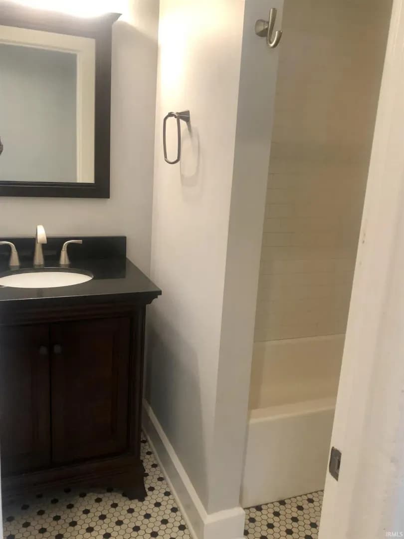 Bloomington Apartment: 729 E Hunter