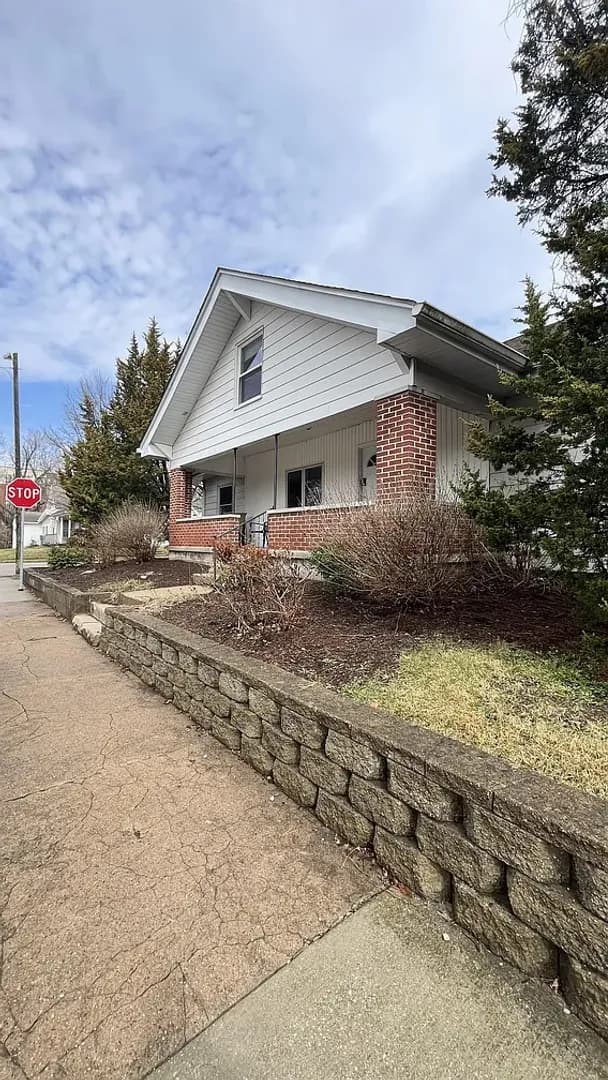 Bloomington House: 810 N Lincoln St