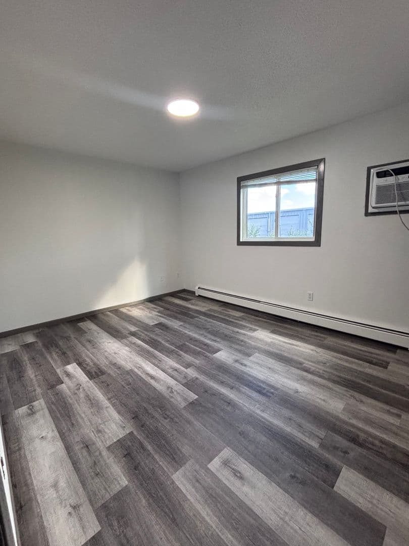 Minot Apartment: 1900 5th St SE