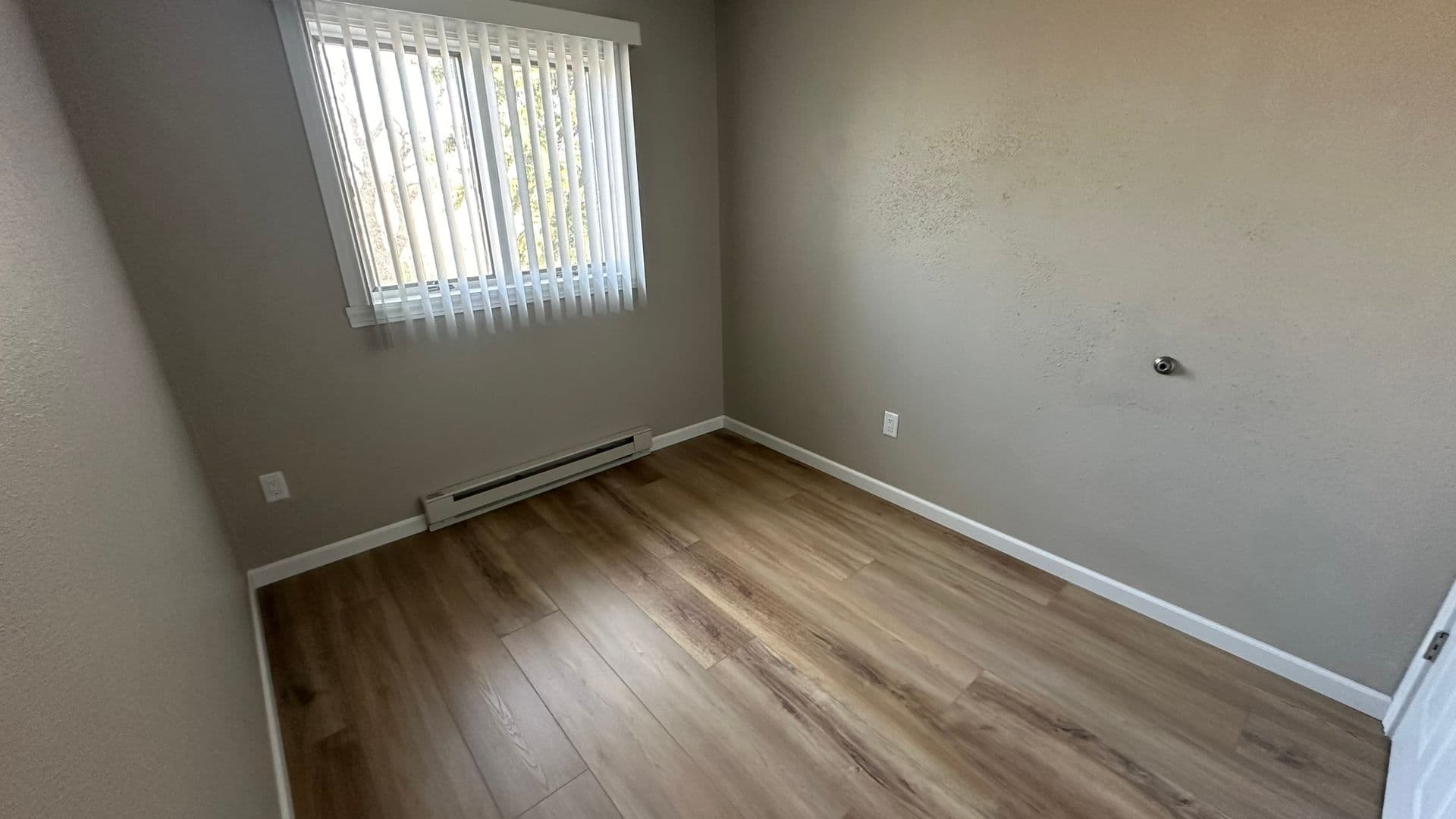 Rugby Apartment: 407 2nd Ave NE