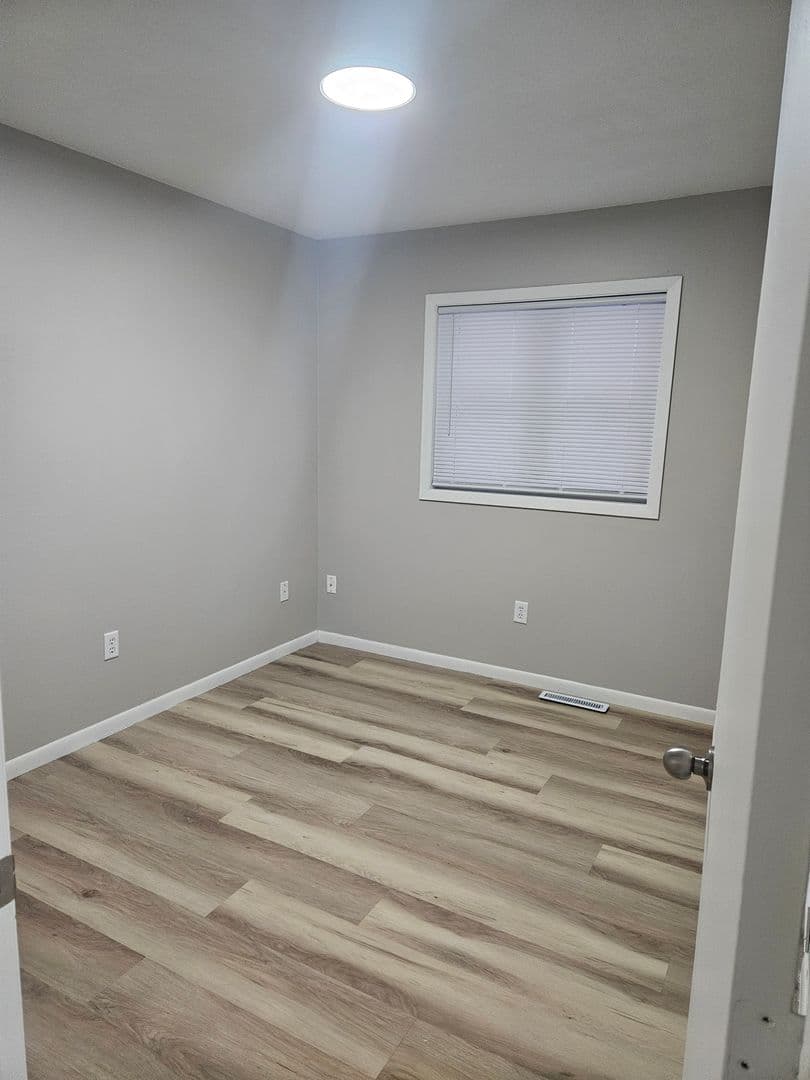 Minot Apartment: 1732-1734 6th St SE