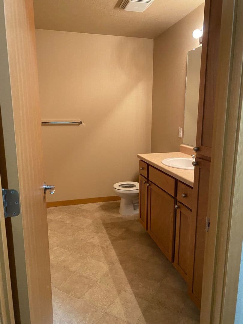 Minot Apartment: 1624 20th Ave NW #203