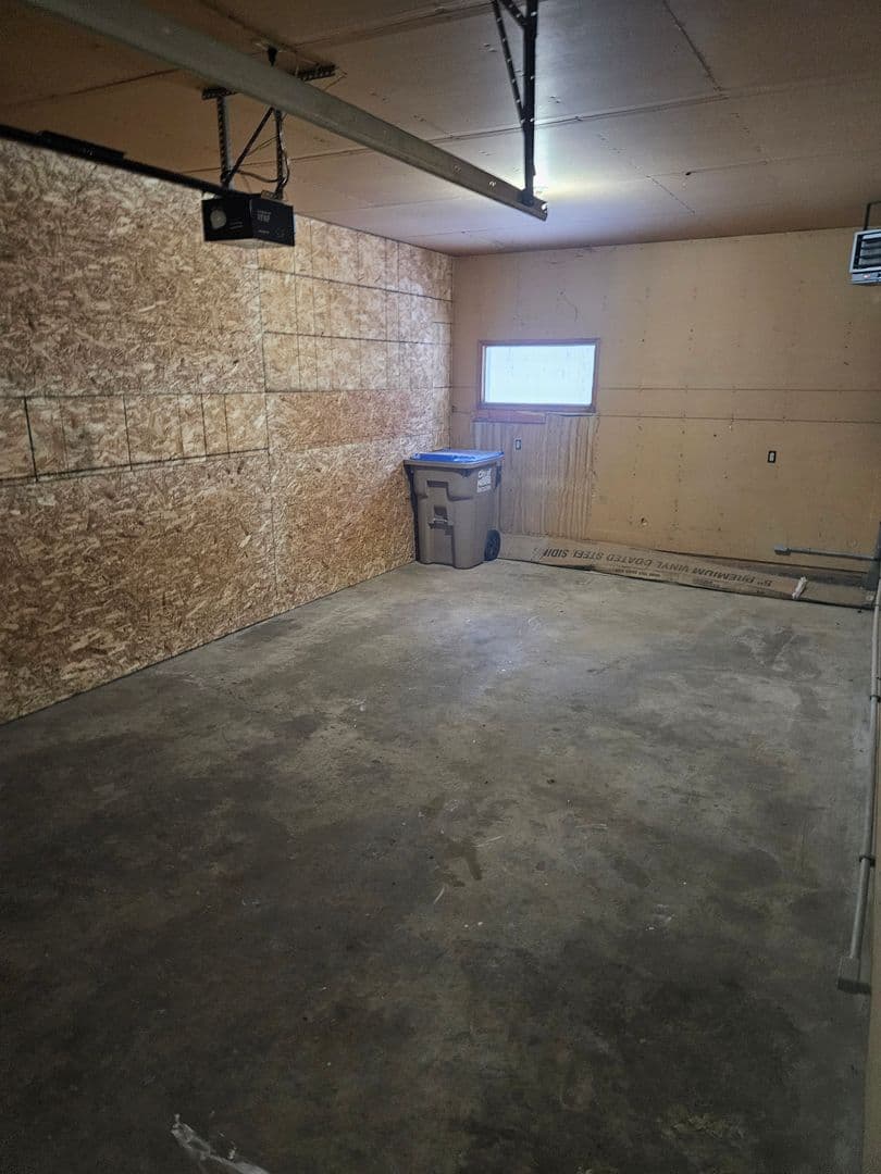 Minot Apartment: 1732-1734 6th St SE