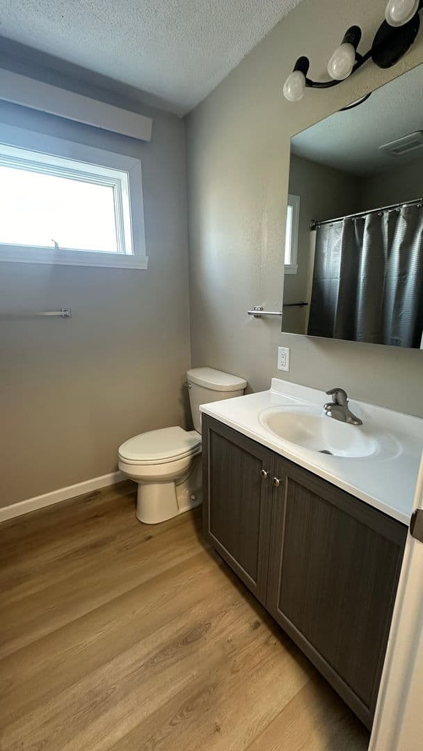 Rugby Apartment: 407 2nd Ave NE