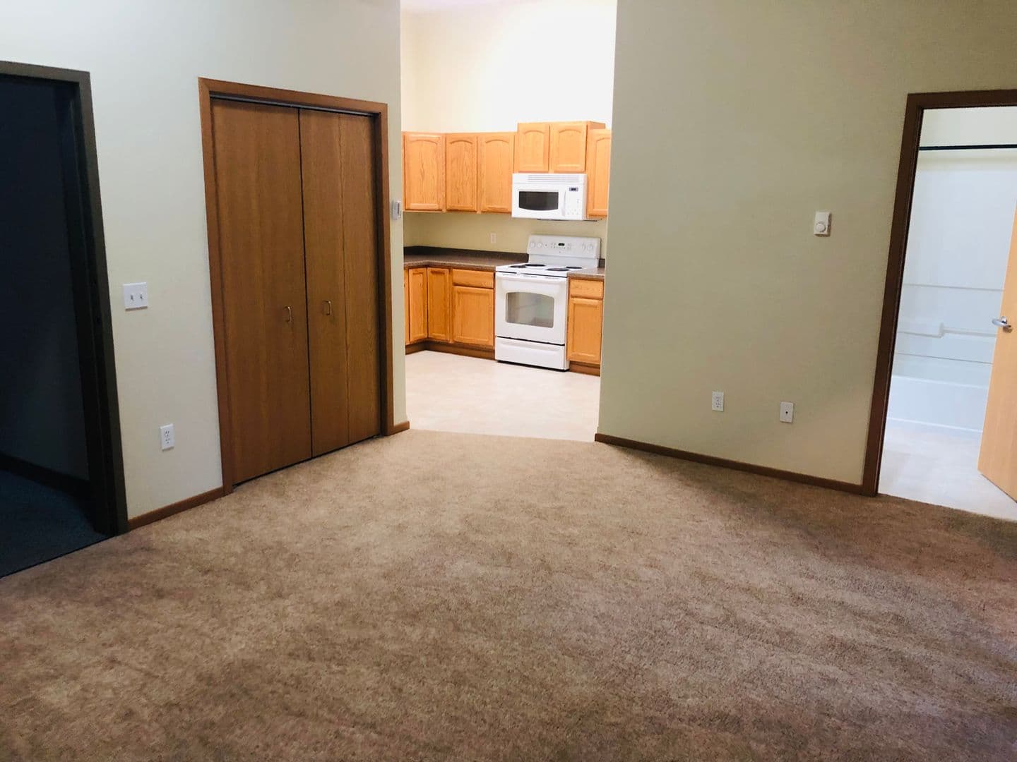 Minot Apartment: 17 South Main