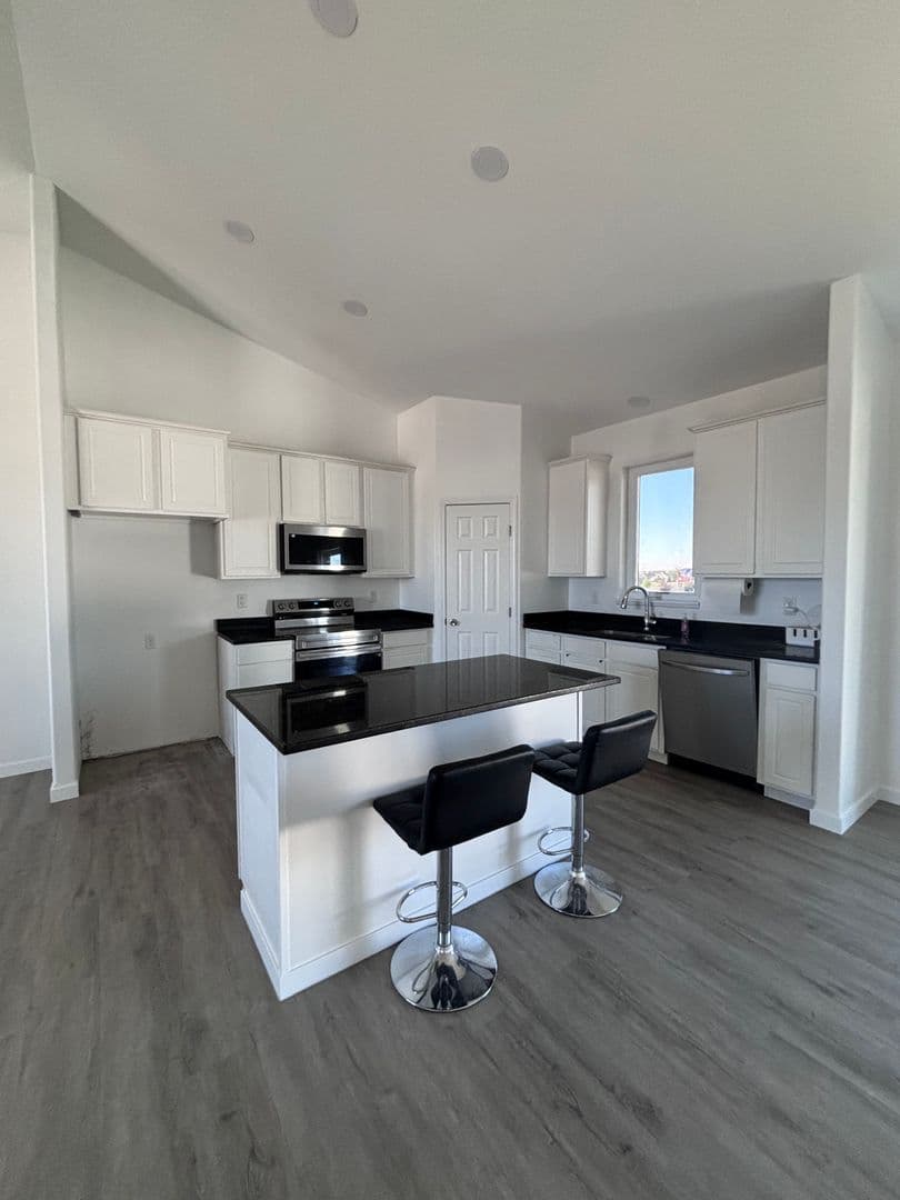 Minot House: 10 Mulberry Loop NE
