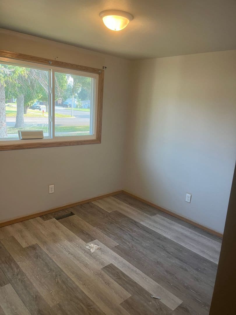 Minot Apartment: 2521-2527 2nd Ave SW