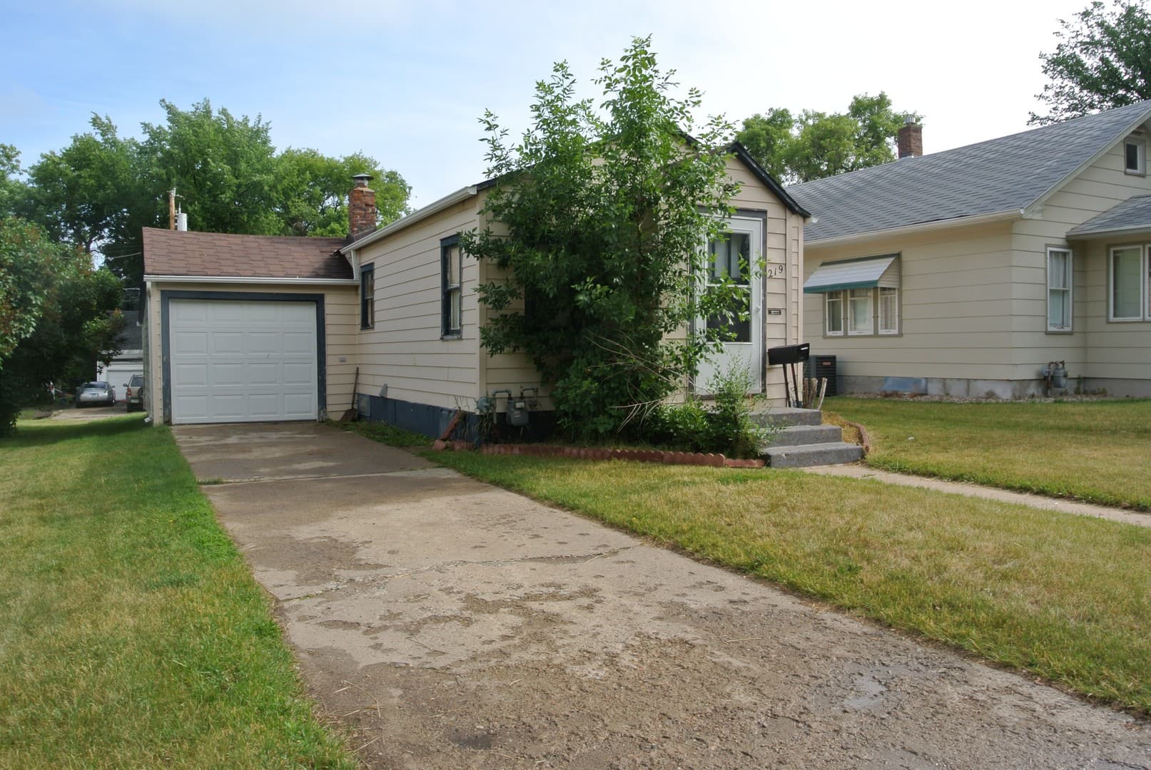 Minot House: 219 - 13th Ave SE