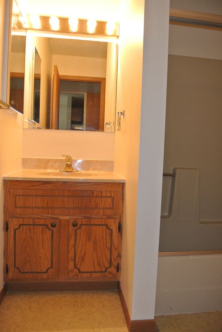 Minot Apartment: 1405 2nd Ave SW