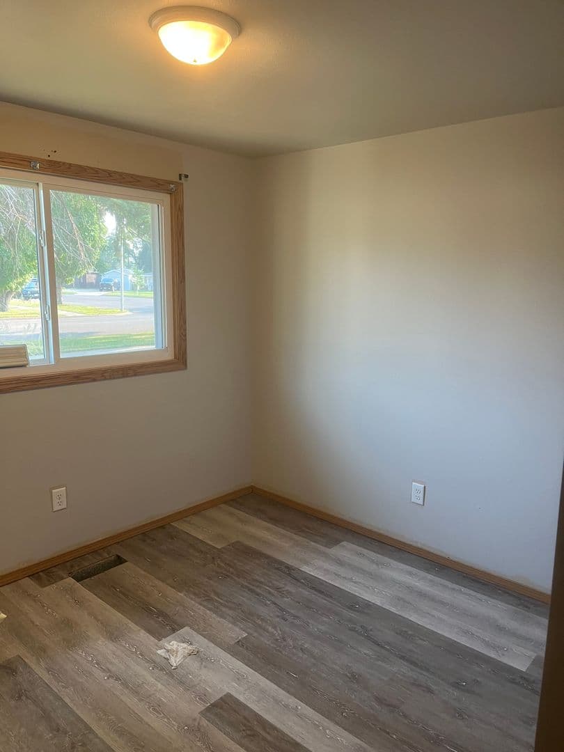 Minot Apartment: 2521-2527 2nd Ave SW