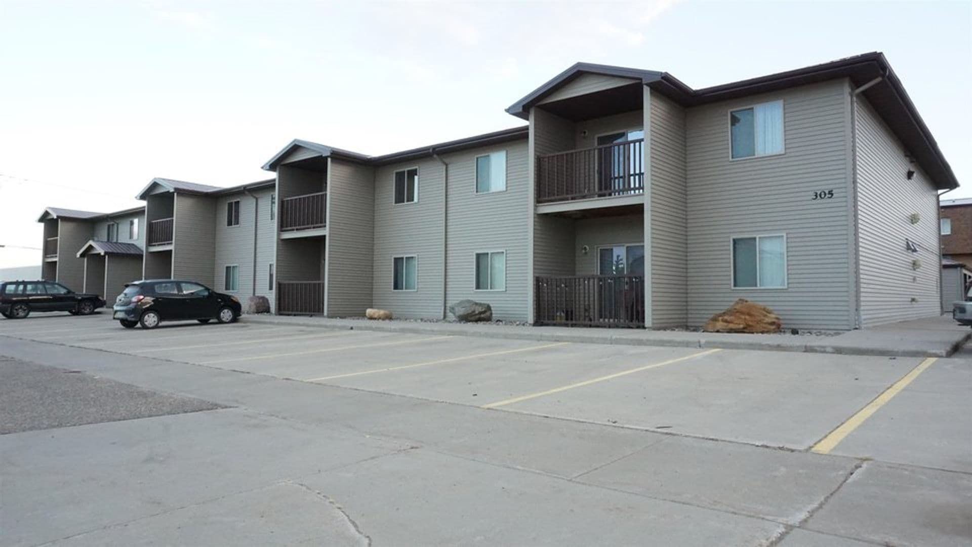 Minot Apartment: 305 27th Ave NW