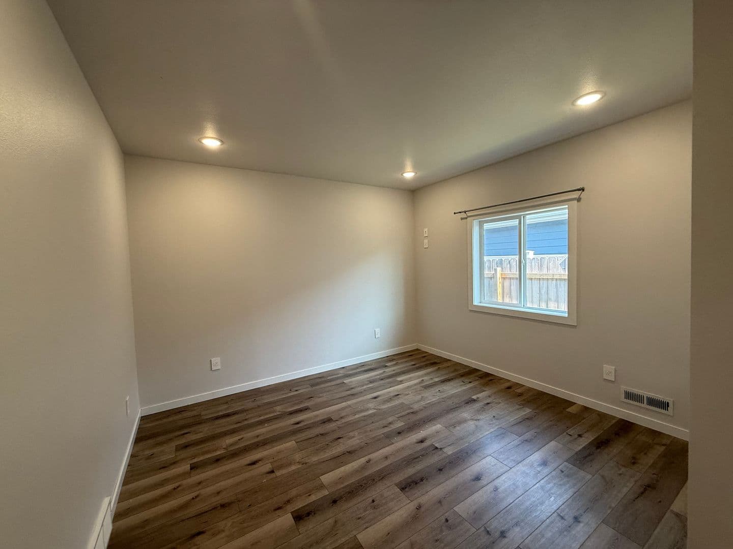 Minot House: 9 Mulberry Loop NE