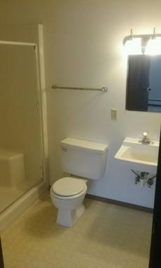 Stanley Apartment: 420 6th Ave SE