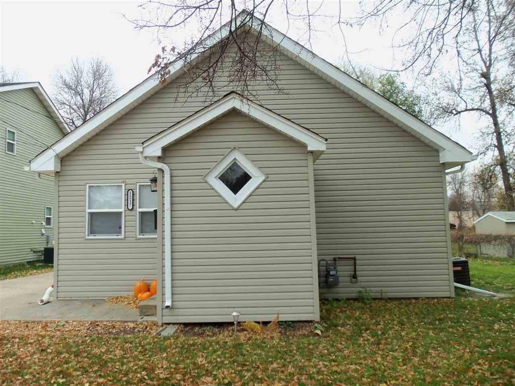 Minot House: 1217 5th Ave NW *For sale*