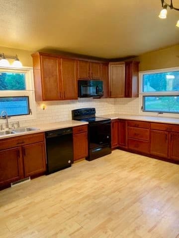 Minot House: 522 25th Ave NW