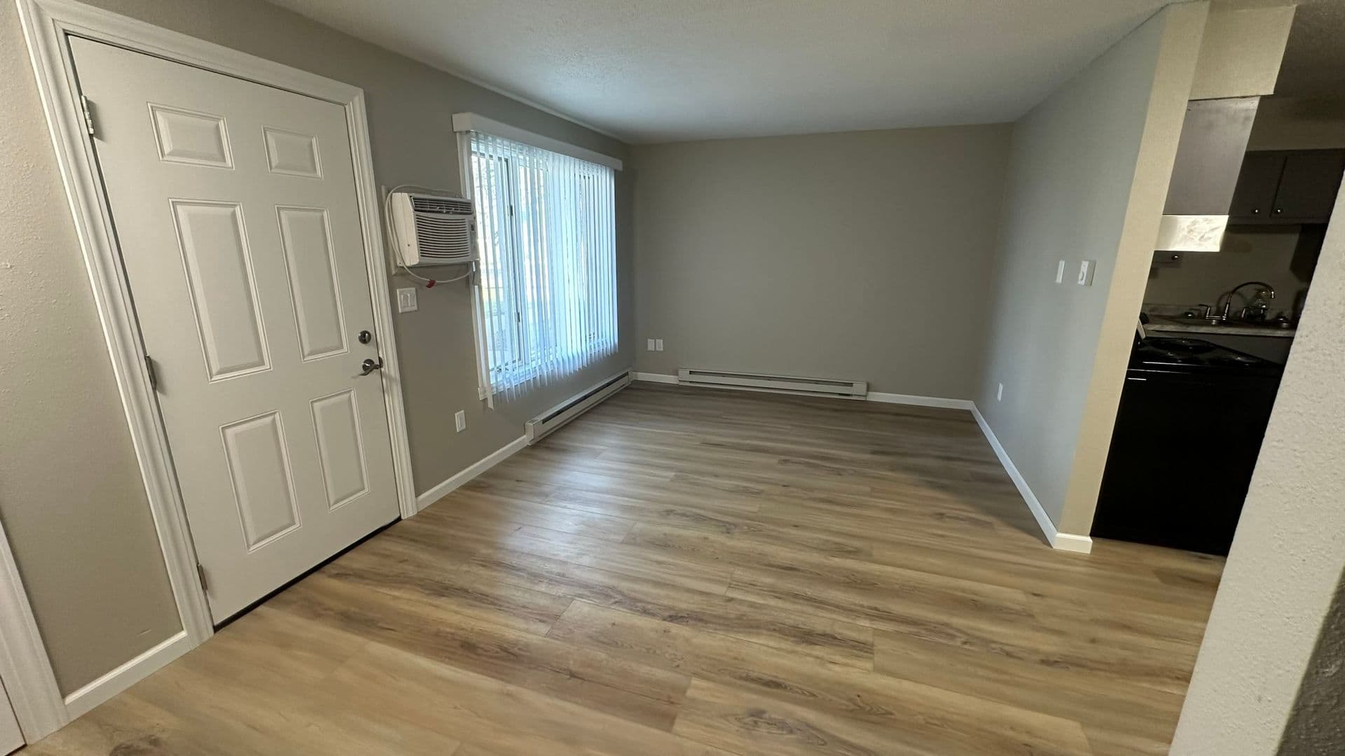 Rugby Apartment: 407 2nd Ave NE