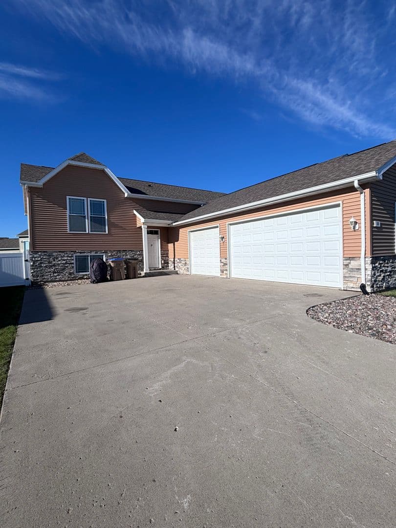 Minot House: 10 Mulberry Loop NE