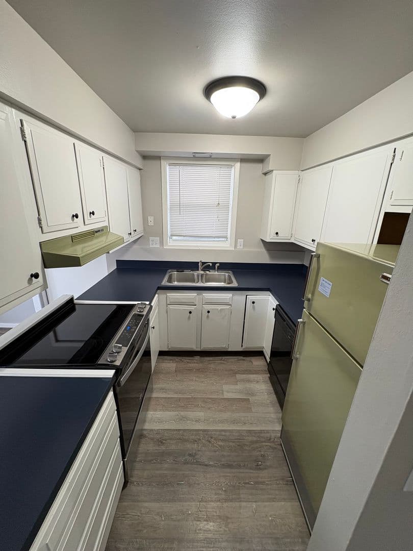 Minot Apartment: 2001/2003 Skyline Drive
